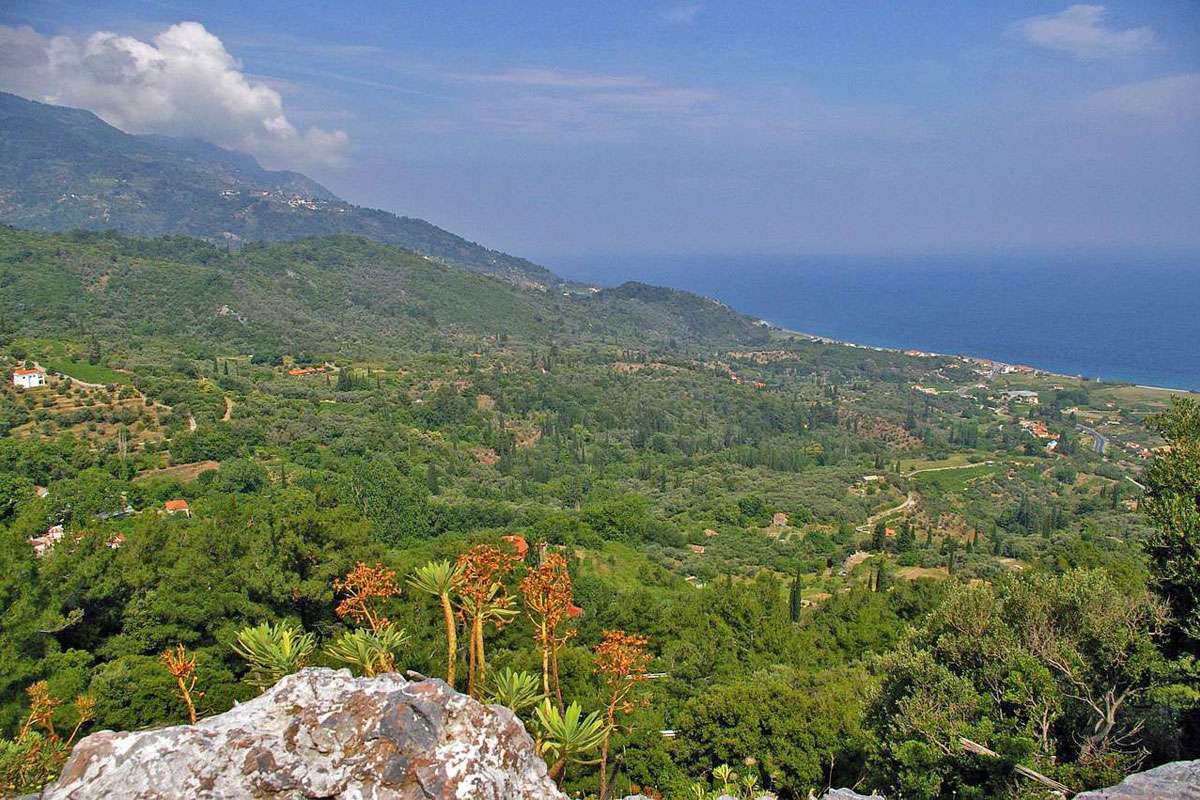 Grüne Landschaft in Küstennähe auf Samos, (c) Kerstin Riemer/Pixabay