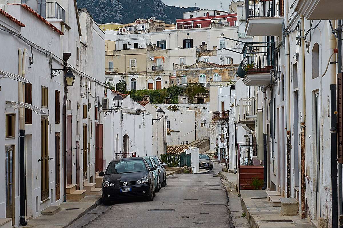 Gasse in Mattinata, (c) Stefan Munzinger