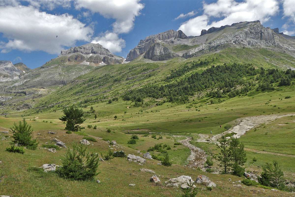 Weitläufiges Pyrenäen-Hochtal