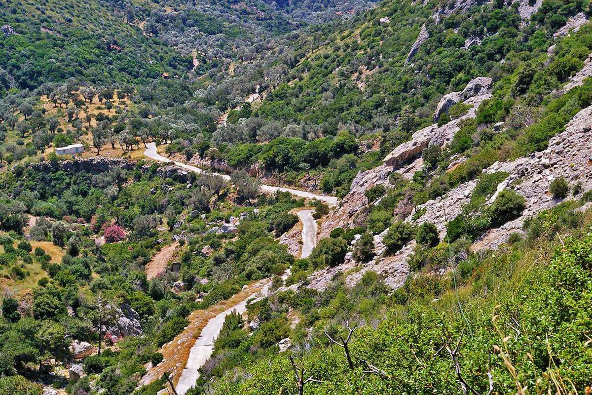 Landschaft auf Samos mit schmaler Straße, (c) Kerstin Riemer/Pixabay