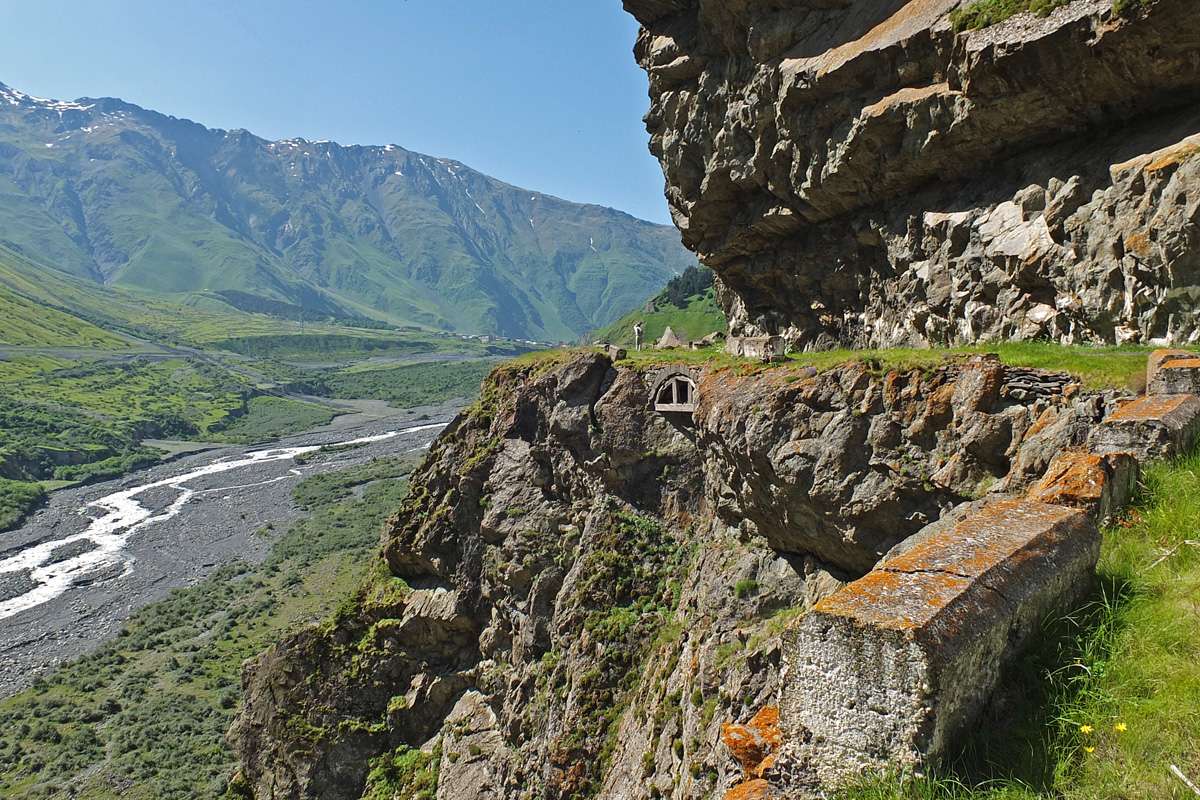 Auf der Georgischen Heerstraße mit Blick in die Darialschlucht unterhalb von Tsdo