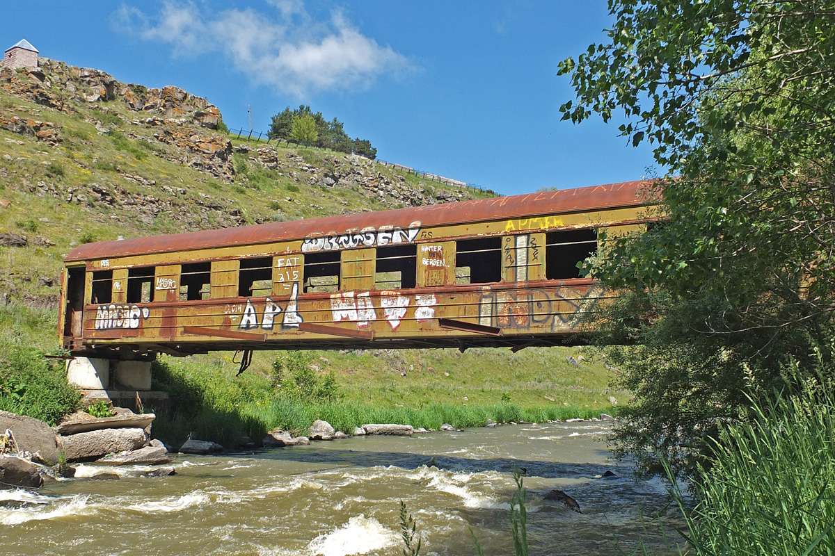 Ausrangierter Eisenbahnwaggon als Brücke über dem Paravani bei Diliska