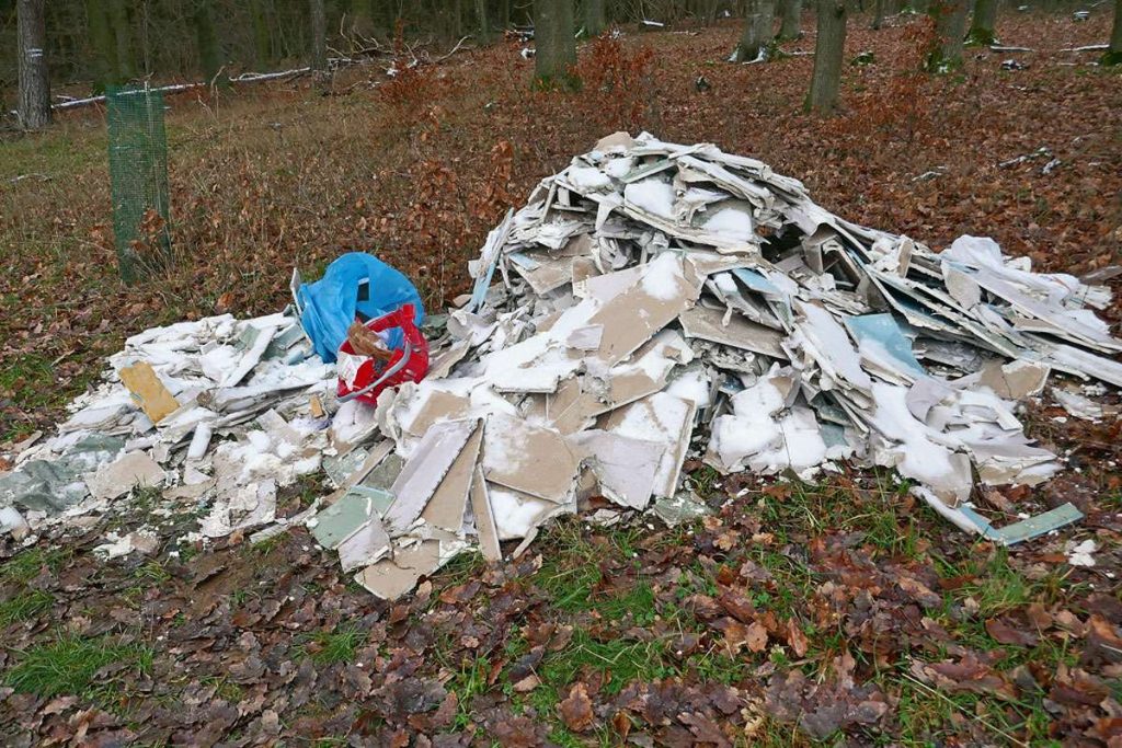 Ein wichtiges Belegfoto: Hier wurde illegales Abladen von Bauschutt in der Natur dokumentiert, (c) Hubertus Schwarzentraub/NABU-naturgucker.de