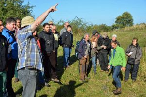 Da oben lohnt sich das Naturgucken! – Stefan Munzinger (naturgucker.de, links) bespricht sich mit der Botanik-Gruppe, (c) Rolf Jantz