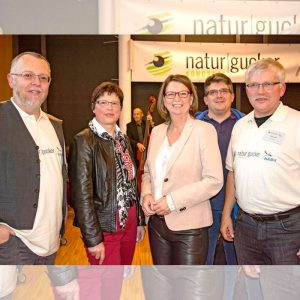 Nach der feierlichen Eröffnung: Stefan Munzinger (naturgucker.de), Petra Wassmann (Vizepräsidentin NABU), Priska Hinz (hessische Umweltministerin), Dr. Eick von Ruschkowski (NABU), Hartmut Mai (NABU Hessen) (v. l. n. r.), (c) Gaby Schulemann-Maier