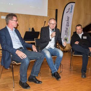 Prof. Dr. Eckhard Jedicke (Hochschule Geisenheim), Dr. Daniel Lingenhöhl (Spektrum.de) und Prof. Dr. Michael Rademacher (TH Bingen) bei der abendlichen Podiumsdiskussion (v. l. n. r.), (c) Gaby Schulemann-Maier