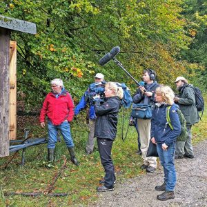 Hartmut Mai (rote Jacke) zeigte dem uns begleitenden TV-Team des Hessischen Rundfunks Hornissen, (c) Carolin Zimmermann