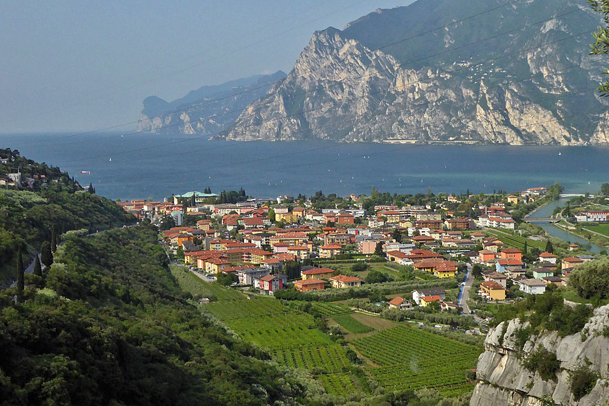 Blick auf Torbole im Norden des Gardasees