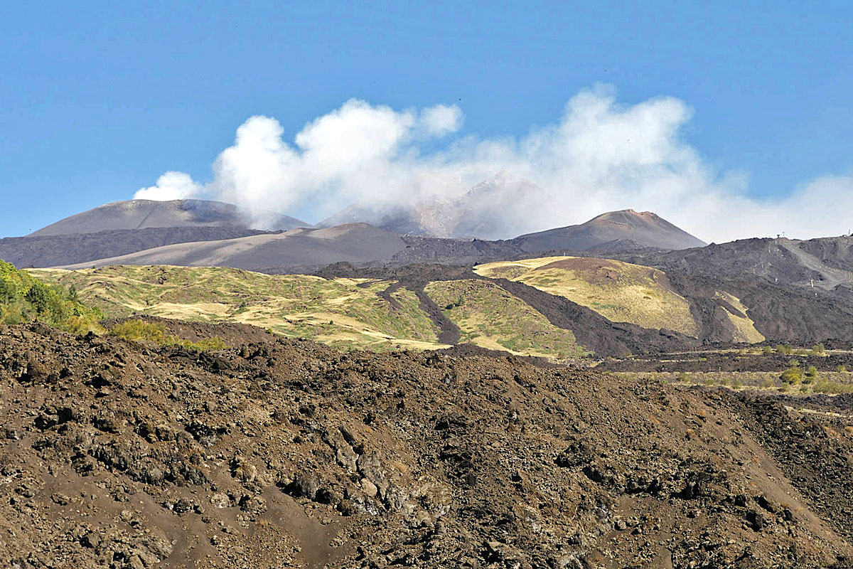 Lava-Landschaft am Fuße des Ätnas, (c) Dr. Max Seyfried