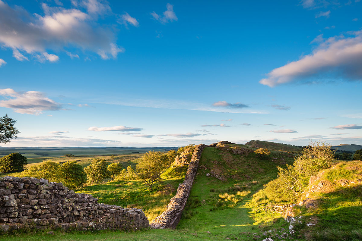 Der Hadrianswall - alte römische Grenzbefestigungsanlage (c) Northernsecrets