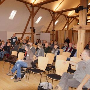 Schon vor dem Veranstaltungsbeginn fand im Vortragsraum ein Austausch statt, (c) Gaby Schulemann-Maier