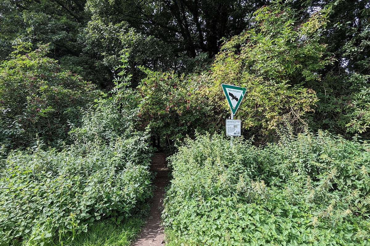 Eingang eines Naturschutzgebiets mit Schild, (c) Gaby Schulemann-Maier