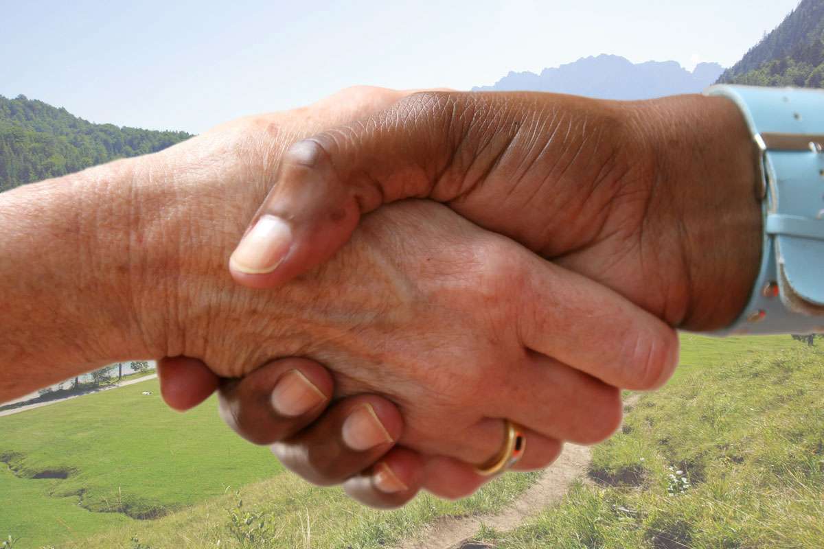 Handschlag für die Natur, Hände (c) Robert Owen-Wahl/Pixabay und Landschaft (c) Gaby Schulemann-Maier