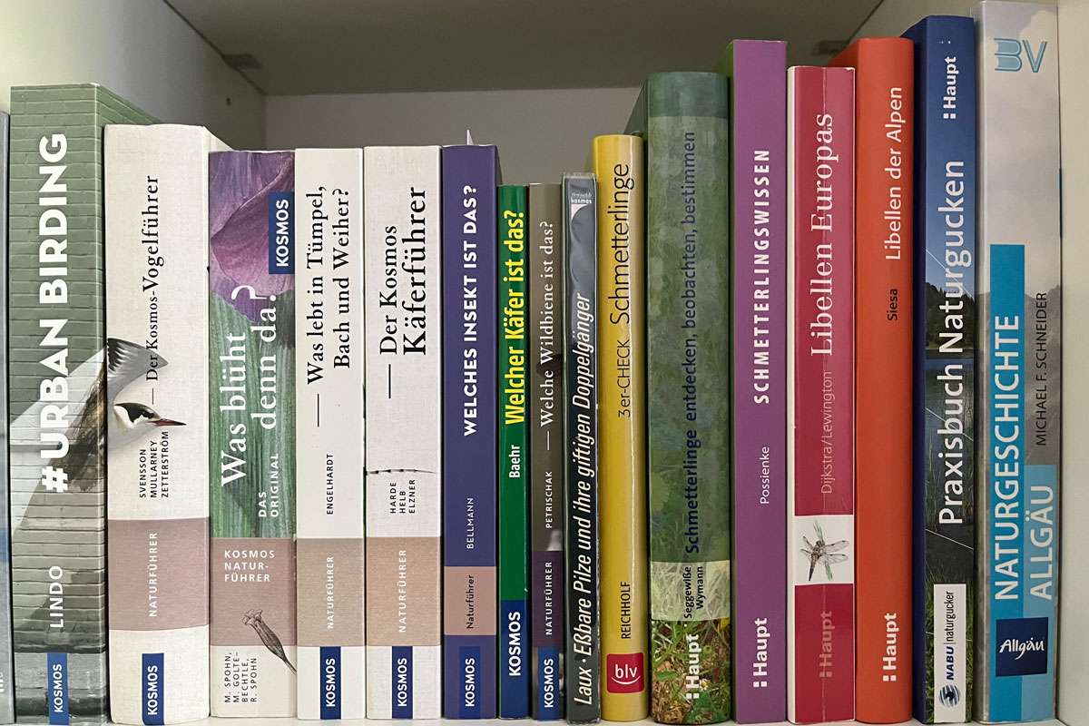 Blick ins Bücherregal einer Naturguckerin, (c) Ina Siebert