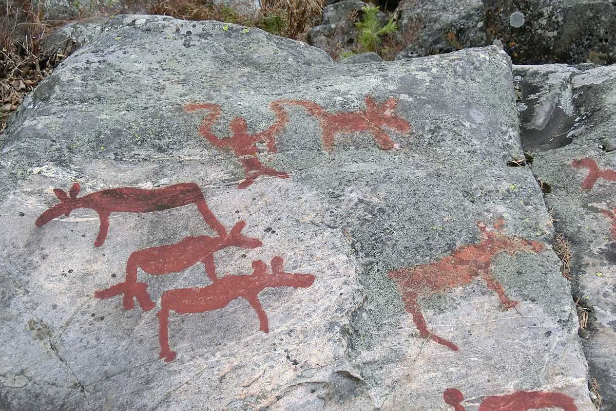 Felsritzungen von Nämforsen in der Nähe von Näsåker, Foto gemeinfrei