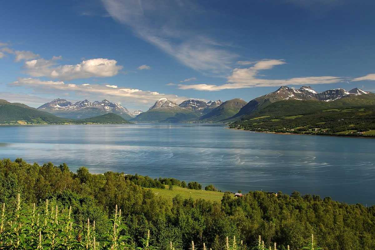 Blick über den Balsfjord auf die Lyngen-Alpen. In Bildmitte der markante Blåtinden (1180 m), rechts der Henriktinden (1127 m), Troms/Norwegen, (c) Marco Klüber Blick über den Balsfjord auf die Lyngen-Alpen. In Bildmitte der markante Blåtinden (1180 m), rechts der Henriktinden (1127 m), Troms/Norwegen, (c) Marco Klüber