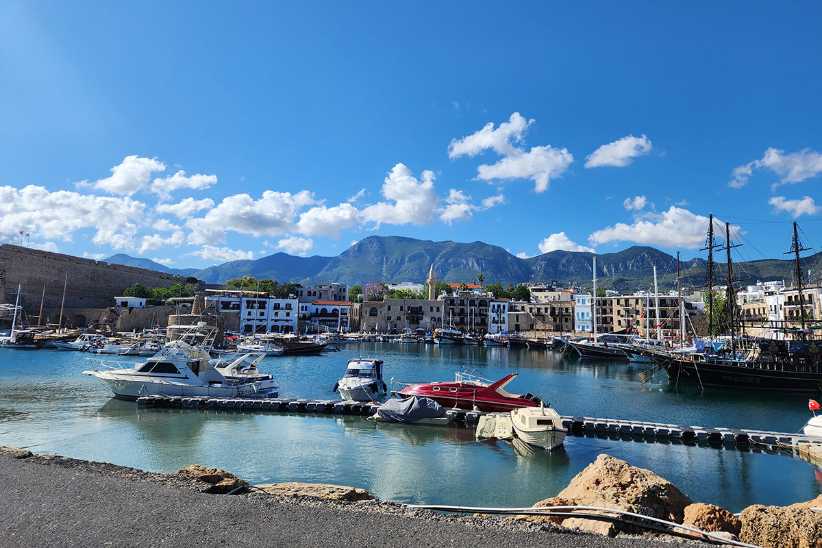 Die Stadt Girne im Norden der Insel, (c) Marina Çetinaslan Die Stadt Girne im Norden der Insel, (c) Marina Çetinaslan