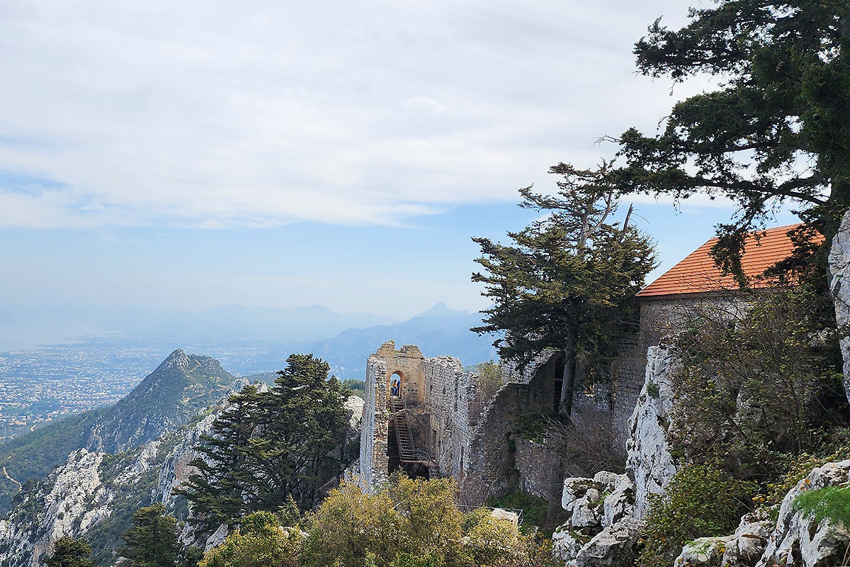 Bergfestung St. Hilarion mit Panoramablick, (c) Marina Çetinaslan Bergfestung St. Hilarion mit Panoramablick, (c) Marina Çetinaslan